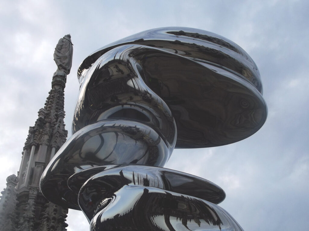 Le sculture di Tony Cragg sul tetto del Duomo di Milano. La cattedrale aumenta le sue guglie grazie all’installazione presente per tutta la durata di Expo 2015