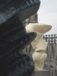 Tony Cragg, Ever After (in primo piano), 2006, bronzo. Terrazze del Duomo di Milano, 16 aprile 2015