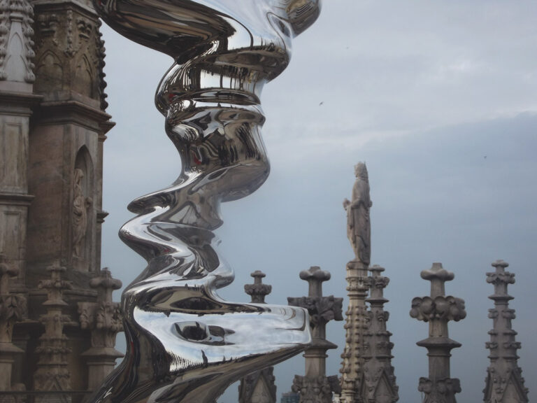 Tony Cragg, Elliptical Column, 2009, acciaio inossidabile. Terrazze del Duomo di Milano, 16 aprile 2015