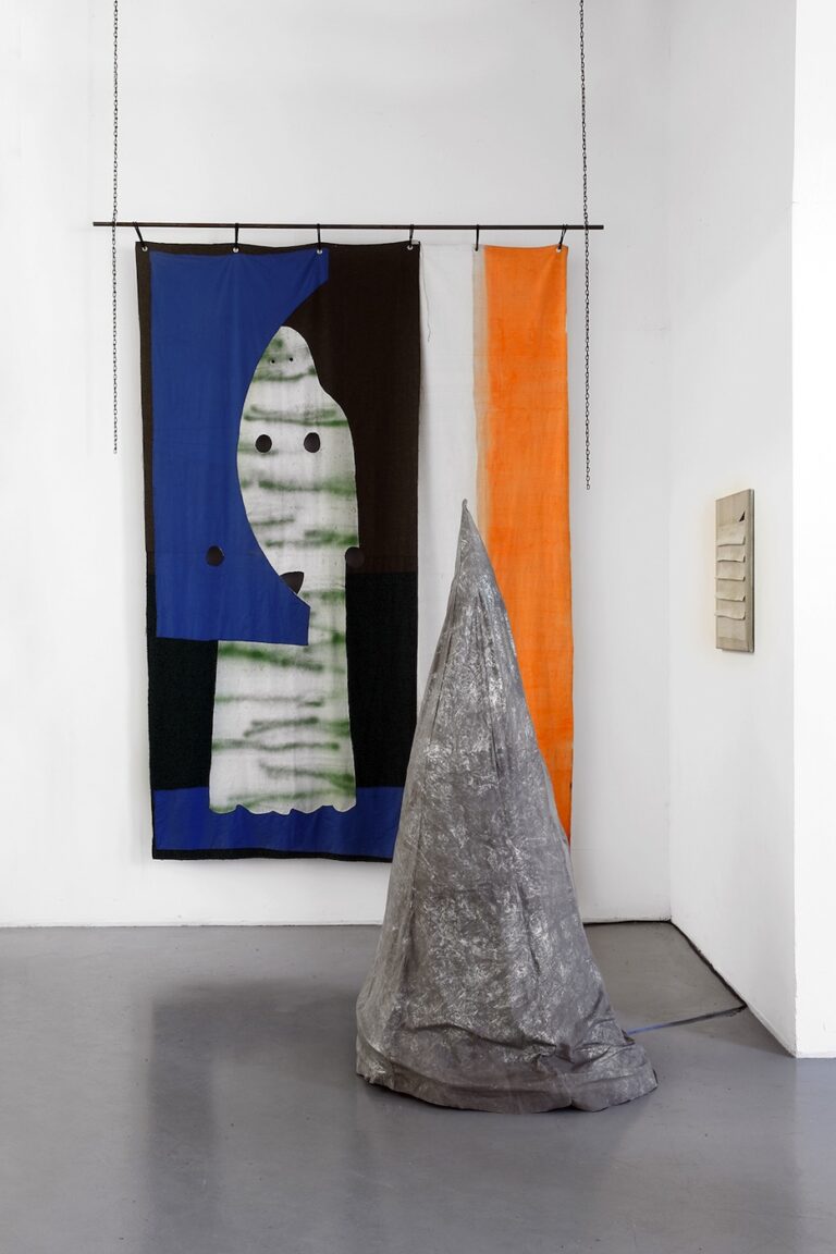 Ulrika Segerberg - Lifting Grey #2 - 2014 & Not so rigid structures (ghost) - 2015- dispari&dispari project - Reggio Emilia