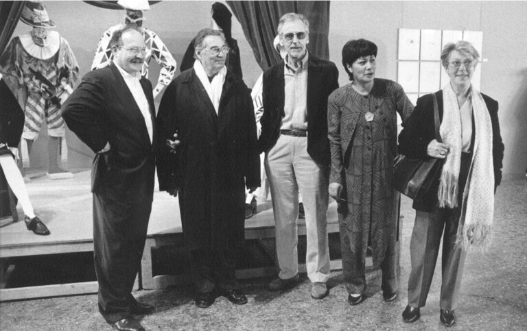 Un momento con Donato Sartori, Jacques Lecoq, Giulio Bosetti, Paola Piizzi e Fay Lecoq alla mostra Maschere e Mascheramenti l’opera dei Sartori - Palazzo della Ragione, Padova, 1996