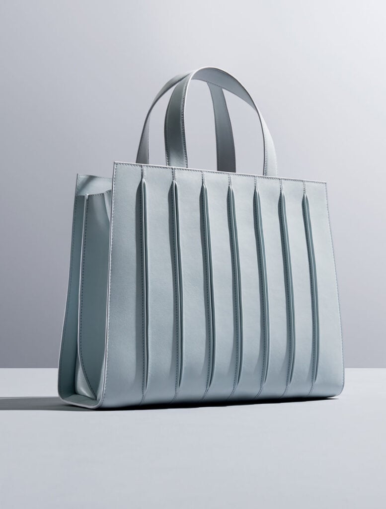 Renzo Piano e Max Mara regalano al Whitney Museum una borsa esclusiva, ispirata al nuovo edificio. Whitney Bag: architettura da portarsi a passeggio