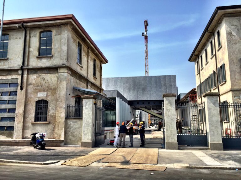 Work in progress alla nuova Fondazione Prada 04 Milano. 15 foto della nuova Fondazione Prada a 10 giorni dall'apertura. Ce la farà a finire i lavori per l'opening di inizio maggio?