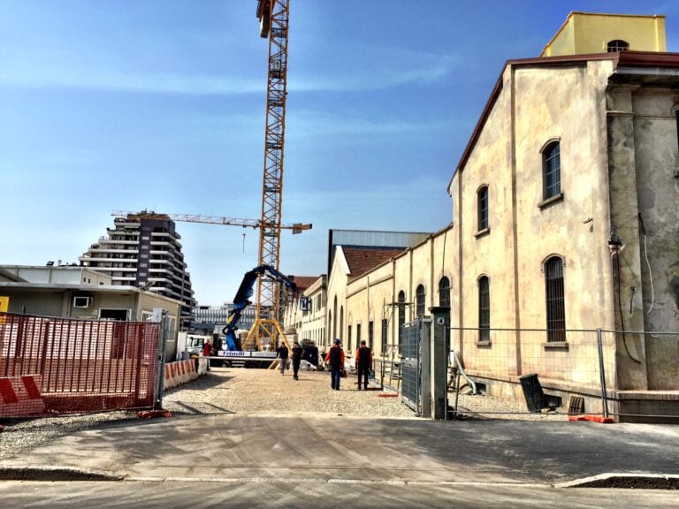 Work in progress alla nuova Fondazione Prada 05 Milano. 15 foto della nuova Fondazione Prada a 10 giorni dall'apertura. Ce la farà a finire i lavori per l'opening di inizio maggio?