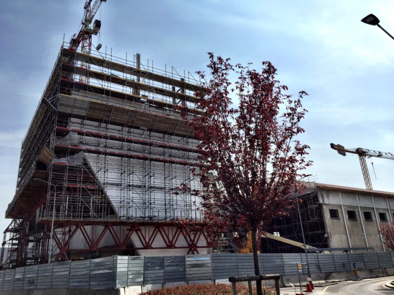 Work in progress alla nuova Fondazione Prada 11 Milano. 15 foto della nuova Fondazione Prada a 10 giorni dall'apertura. Ce la farà a finire i lavori per l'opening di inizio maggio?