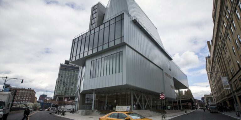 o WHITNEY MUSEUM facebook Renzo Piano e Max Mara regalano al Whitney Museum una borsa esclusiva, ispirata al nuovo edificio. Whitney Bag: architettura da portarsi a passeggio