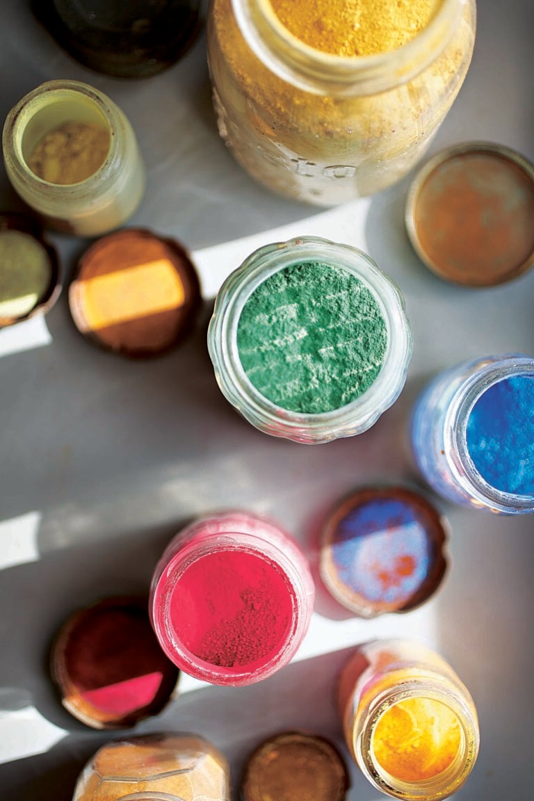 2 © Robyn Lea Jackson and Lees collection of paint pigments that they kept from their WPA art projects A cena da Jackson Pollock. Un libro, e una mostra al Vittoriano, raccontano il cuoco dietro l’inventore dell’Action Painting