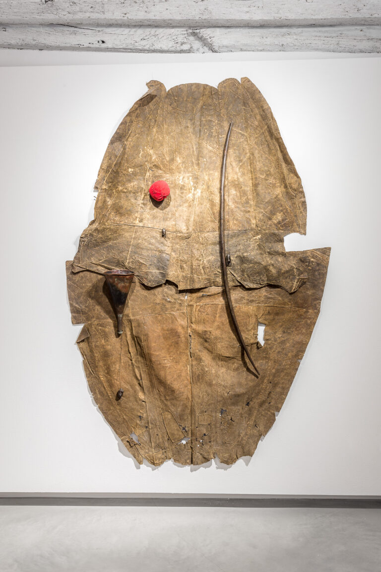 Maurizio Pellegrin, The great oval, 2014, teli in pelle provenienti dall'Africa, oggetti; 203 x 138 cm Photo Enrico Fiorese