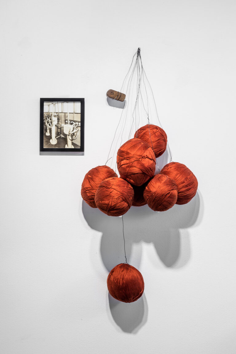 Maurizio Pellegrin, Untitled, 2015, foto degli anni Quaranta, filo, fili di ferro, legno; 91x48 cm Photo Enrico Fiorese