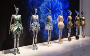 Mezzo milione di visitatori per Alexander McQueen. La mostra al Victoria & Albert Museum di Londra chiude con il record di visitatori per il museo: la rivediamo nelle immagini