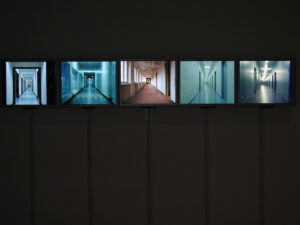 A Milano, ‘La città che sale’ di Boccioni ispira la mostra inaugurale della galleria Bid Project. Sette artisti alla ricerca delle origini della modernità