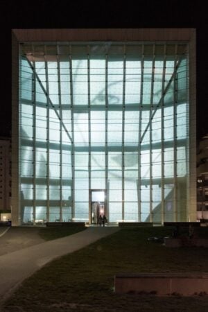 Anna Franceschini messa al muro a Bolzano. Ecco le immagini del video che inaugura la rassegna sulla facciata mediale del Museion