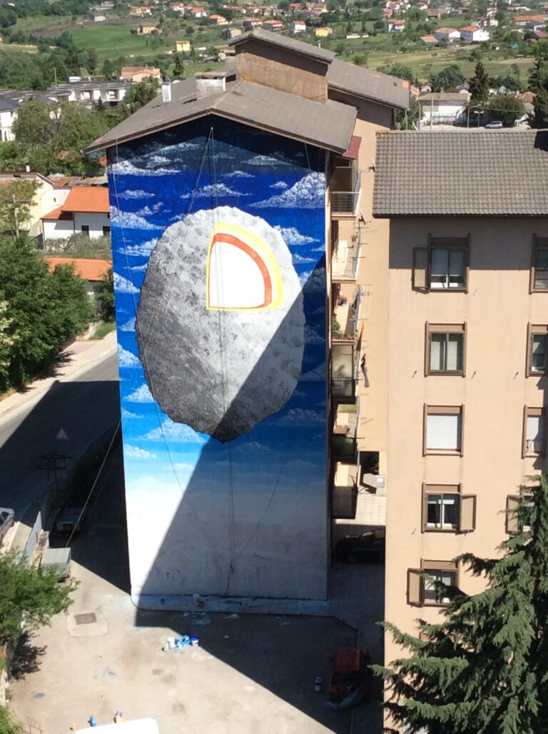 Blu il murale per Draw the Line 2015 a Campobasso 3 Quell’arcobaleno scavato nella roccia. Nuovo murale di Blu a Campobasso, per Draw the Line 2015. In memoria dell’amico Sopa