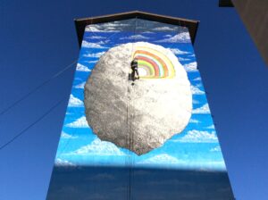 Quell’arcobaleno scavato nella roccia. Nuovo murale di Blu a Campobasso, per Draw the Line 2015. In memoria dell’amico Sopa