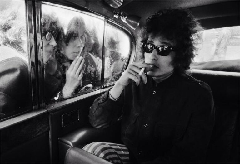 Bob Dylan, Fans looking in limo, London, 1966 - © Barry Feinstein Photography