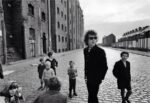 Bob Dylan, Kids on street, Liverpool, 1966 Bob Dylan, Fans looking in limo, London, 1966 - © Barry Feinstein Photography