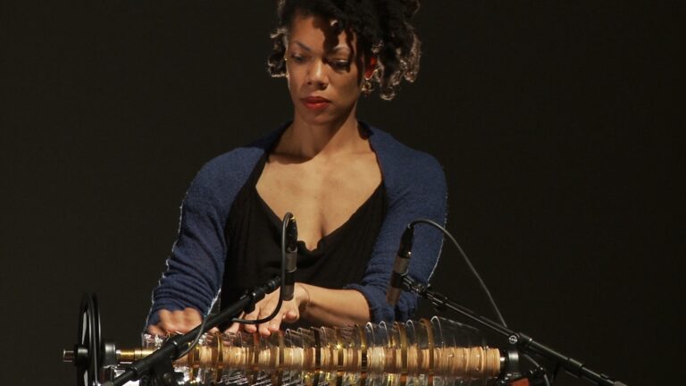 Camille Norment durante una performance nel 2012 - still da video by Bodil Furu