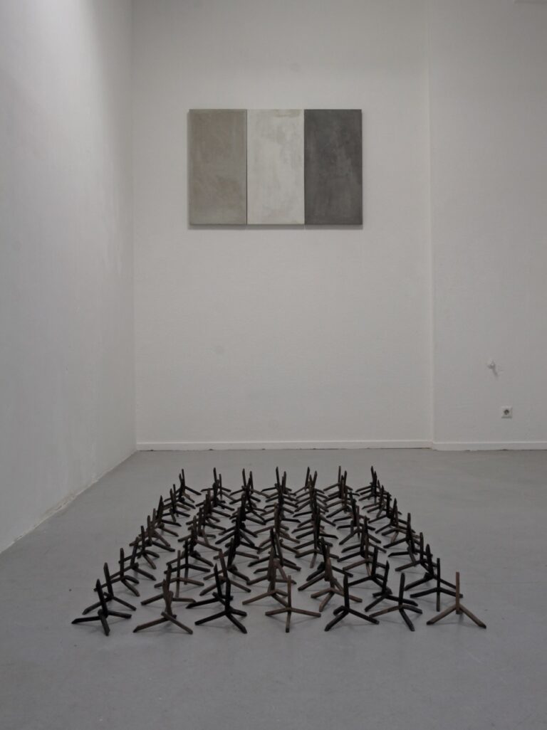 Daniele Franzella Cronache della città di Ur 2015 Bandiera e Tappeto exhibition view 2 Italiani in trasferta. Vincitore del premio FAM, Daniele Franzella riflette sull’idea di conflitto: una mostra, al temine di una residenza a Düsseldorf