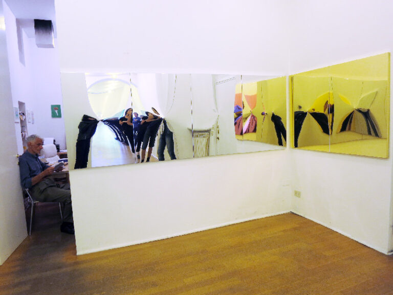 Deca Be Galleria Toselli Milano 02 Opening al buio a Milano. L'artista è il misterioso Deca, il "nuovo" spazio è la galleria Toselli: ma le vere opere d'arte sono i visitatori...