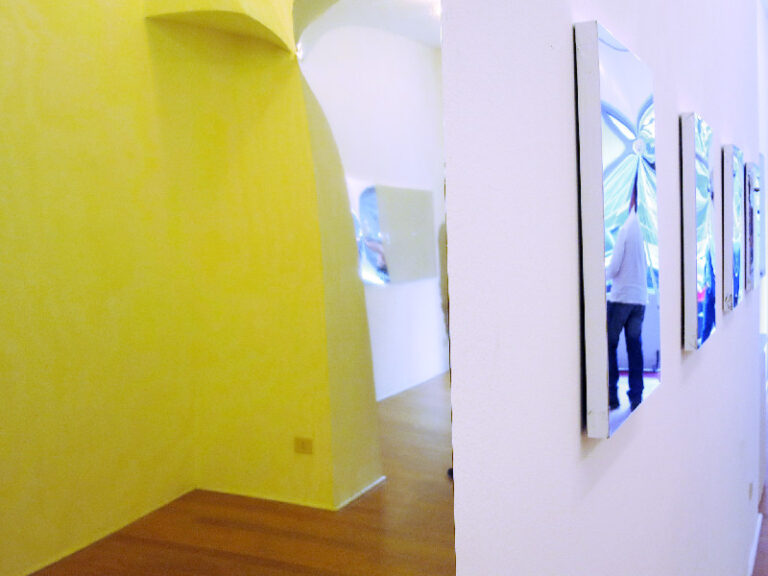 Deca Be Galleria Toselli Milano 04 Opening al buio a Milano. L'artista è il misterioso Deca, il "nuovo" spazio è la galleria Toselli: ma le vere opere d'arte sono i visitatori...