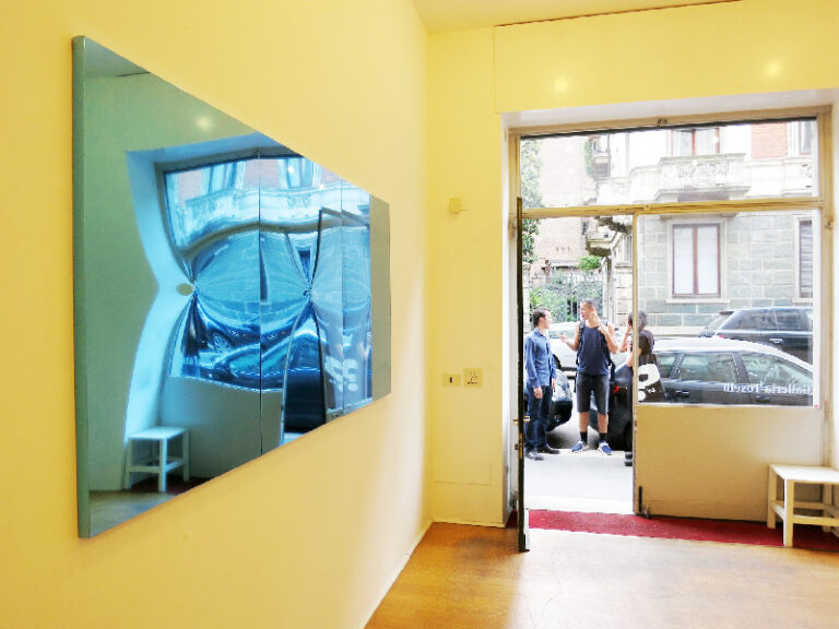 Deca Be Galleria Toselli Milano 11 Opening al buio a Milano. L'artista è il misterioso Deca, il "nuovo" spazio è la galleria Toselli: ma le vere opere d'arte sono i visitatori...