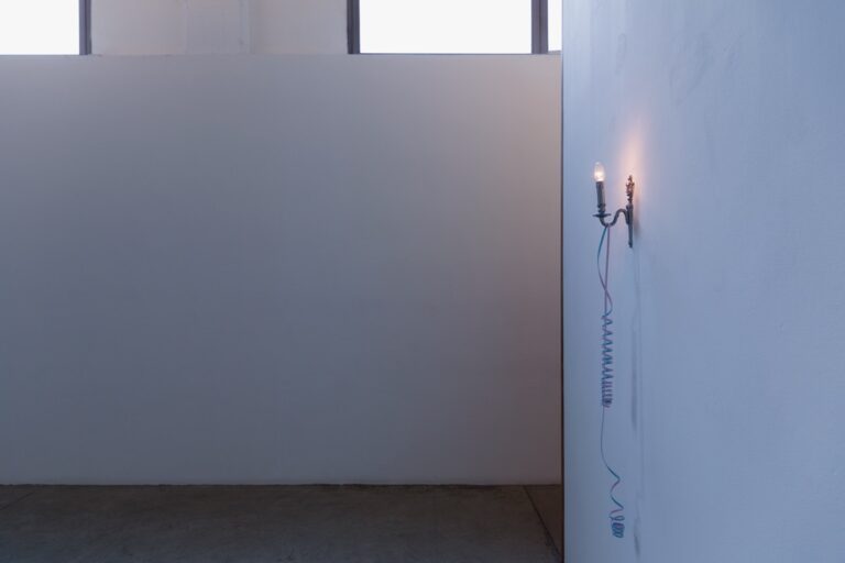 Elmgreen & Dragset – Stigma – veduta della mostra presso la Galleria Massimo De Carlo, Milano 2015 - photo Roberto Marossi - courtesy Massimo De Carlo, Milano-Londra