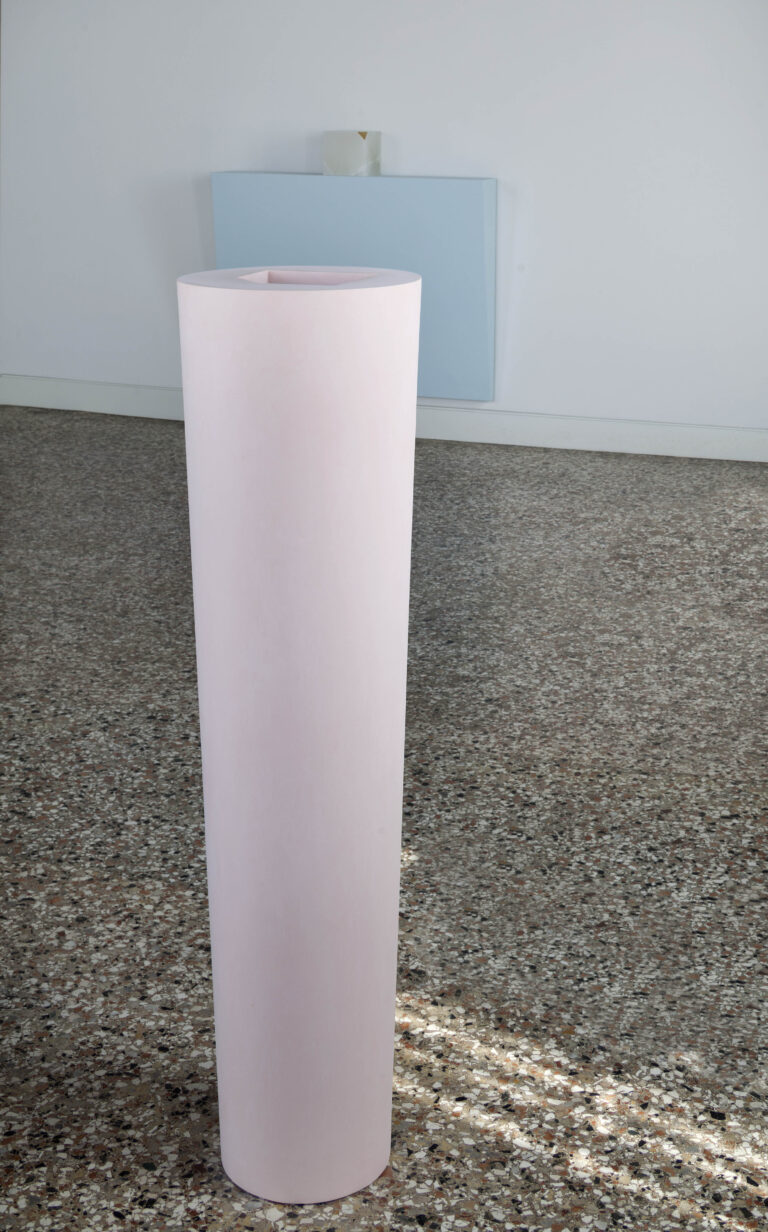 Ettore Spalletti, Così comʼè, fonte, 2006, impasto di colore su resina, h 130,5 cm, Ø superiore 37,7 cm, Ø inferiore 25,3 cm, foto Matteo de Fina