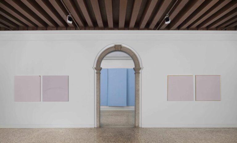 Ettore Spalletti. Palazzo Cini, veduta della mostra, Venezia 2015, foto Matteo de Fina