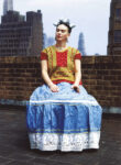 Frida Kahlo 2 Il guardaroba segreto di Frida Kahlo. Abiti, bustier, protesi e accessori della grande artista messicana, nelle foto di Ishiuchi Miyako. In mostra a Londra