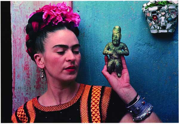 Il guardaroba segreto di Frida Kahlo. Abiti, bustier, protesi e accessori  della grande artista messicana, nelle foto di Ishiuchi Miyako. In mostra a  Londra