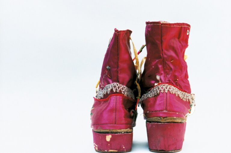 Frida di Ishiuchi Miyako 4 Il guardaroba segreto di Frida Kahlo. Abiti, bustier, protesi e accessori della grande artista messicana, nelle foto di Ishiuchi Miyako. In mostra a Londra