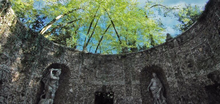 Giardino Rizzardi a Pojega - interno del tempietto statue di Ercole e Diana