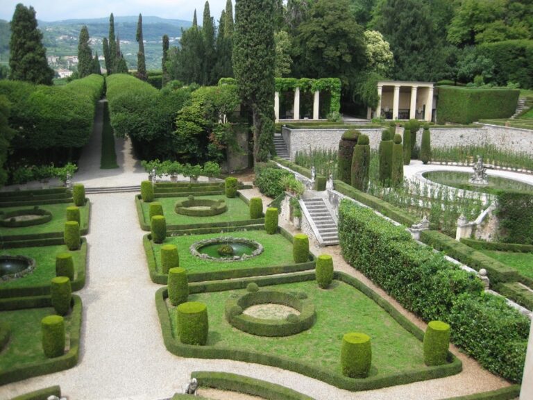 Giardino Rizzardi a Pojega - veduta con viale Carpini e zona serre e laghetto