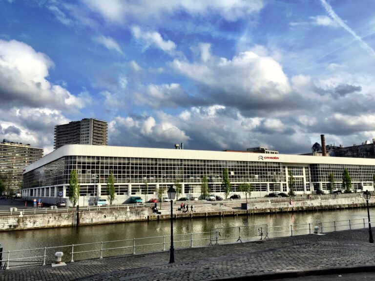 Gli spazi del futuro museo di Bruxelles 1 Bruxelles si avvia a realizzare il suo nuovo centro d'arte contemporanea. Nelle grandi officine Citroen lungo il canale