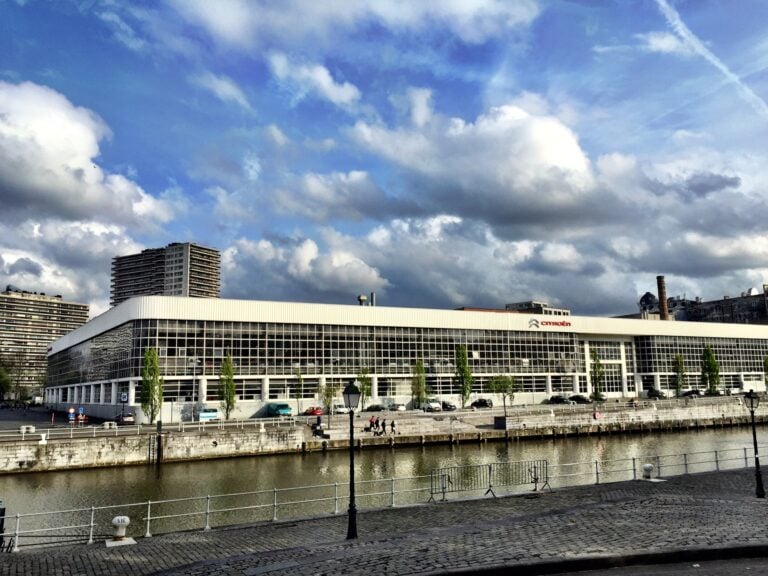 Gli spazi del futuro museo di Bruxelles 1 Bruxelles si avvia a realizzare il suo nuovo centro d'arte contemporanea. Nelle grandi officine Citroen lungo il canale