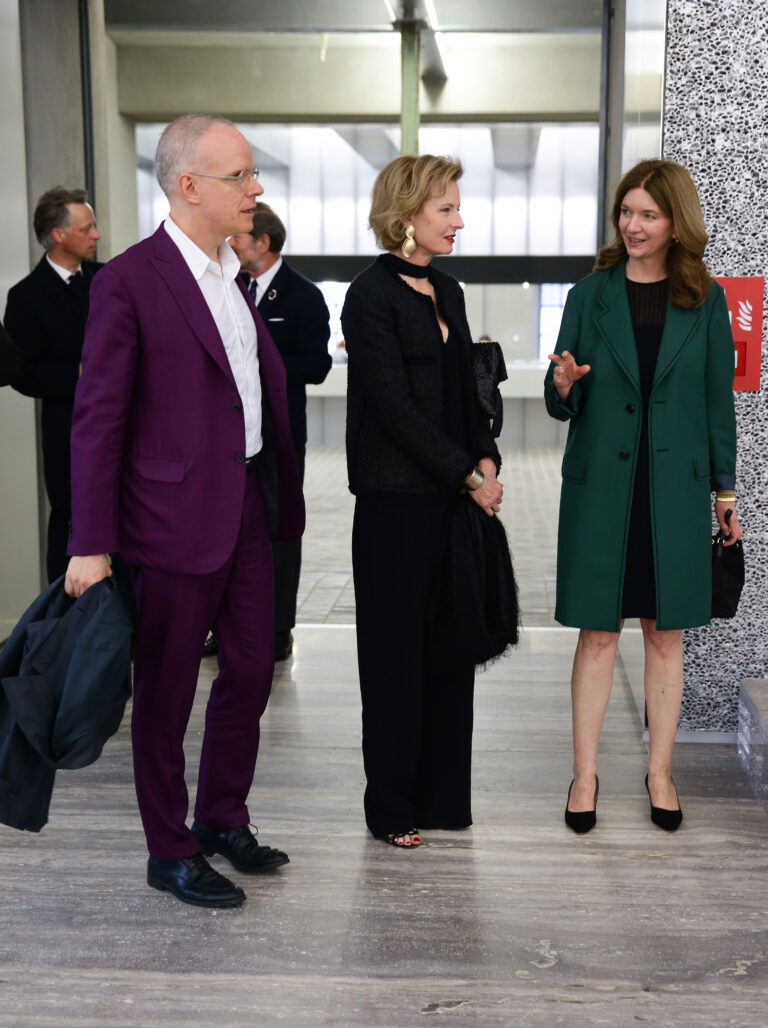 Hans Ulrich Obrist Julia Peyton Jones e Astrid Welter alla Fondazione Prada foto Vittorio Zunino Celotto Getty Images per Fondazione Prada La festa del secolo a Milano. Da Jeff Koons a Nicholas Serota, da Damien Hirst a Glenn D. Lowry, con il tocco ufficiale di Matteo Renzi: ecco chiccera al party per la Fondazione Prada