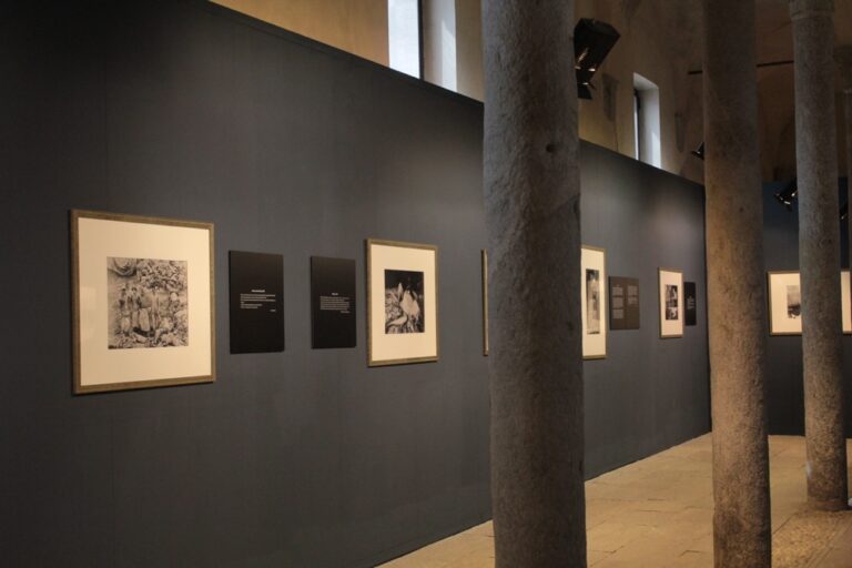 Henri Cartier-Bresson – Immagini e Parole - veduta della mostra presso le Scuderie del Castello, Vigevano 2015