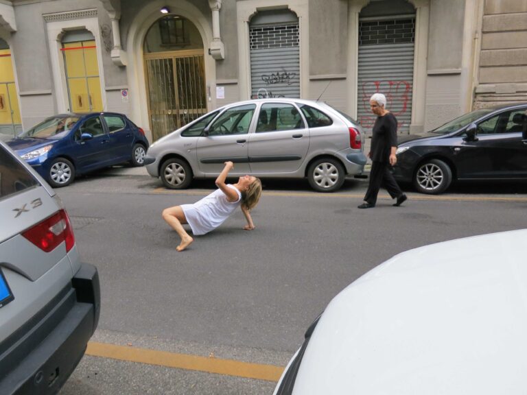 IMG 5314 Si inizia in galleria, si finisce in mezzo alla strada. Immagini della performance milanese di Anna Maria Maiolino per i vent’anni di attività di Raffaella Cortese