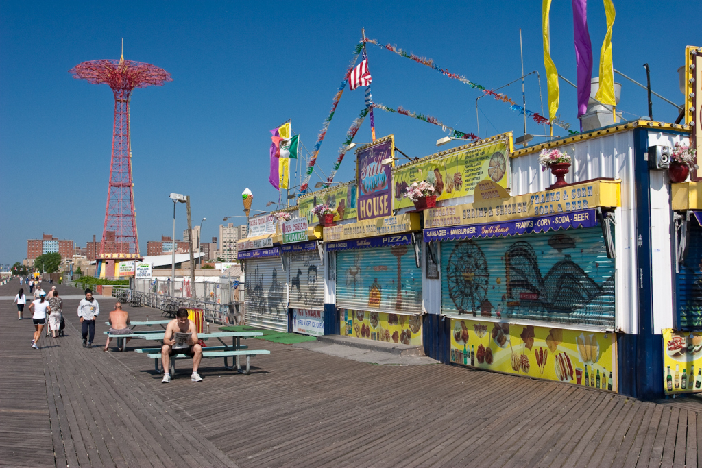 Graffiti, street food e musica live. A New York Jeffrey Deitch apparecchia un artfestival estivo per Coney Island