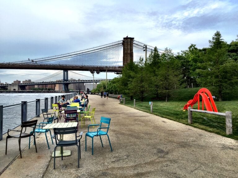 Jeppe Hein Brooklyn Bridge Park New York 1 New York Updates: il Public Art Fund porta Jeppe Hein nel nuovo Brooklyn Bridge Park. Panchine fluo per sedersi a guardare Manhattan