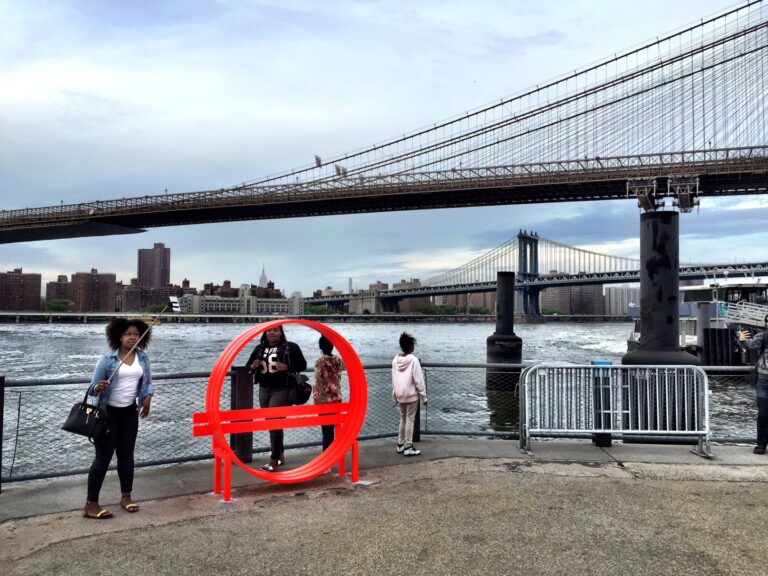 Jeppe Hein Brooklyn Bridge Park New York 3 New York Updates: il Public Art Fund porta Jeppe Hein nel nuovo Brooklyn Bridge Park. Panchine fluo per sedersi a guardare Manhattan