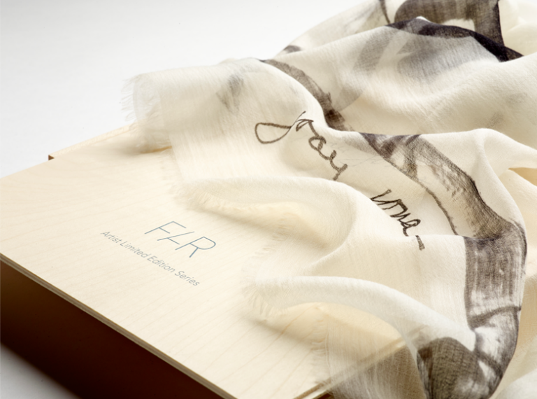Joan Jonas per Fondazione Ratti 2 Joan Jonas lancia il nuovo progetto della Fondazione Ratti. Accessori limited edition da collezionare. Come il suo foulard ispirato ad Aby Warburg