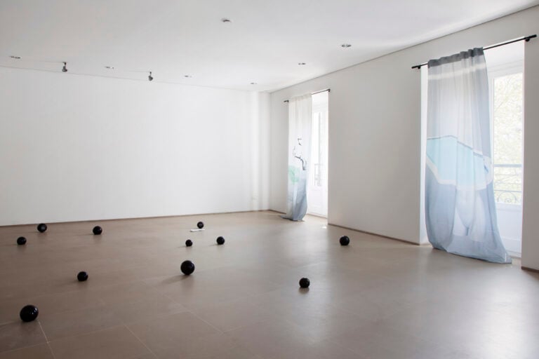 Julie Béna – How to ask better questions - veduta della mostra presso la RitaUrso Artopia Gallery, Milano 2015