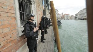 Venezia Updates: soldati in assetto da guerra in giro per Biennale & C.? No, sono i “sorveglianti” performer di Jump into the Unknown, ecco le immagini