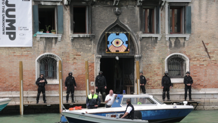 Jump into the Unknow Venezia Venezia Updates: soldati in assetto da guerra in giro per Biennale & C.? No, sono i "sorveglianti" performer di Jump into the Unknown, ecco le immagini