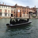 Jump into the Unknow Venezia 1 Venezia Updates: soldati in assetto da guerra in giro per Biennale & C.? No, sono i "sorveglianti" performer di Jump into the Unknown, ecco le immagini