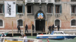 Jump into the Unknow Venezia 1 Venezia Updates: soldati in assetto da guerra in giro per Biennale & C.? No, sono i "sorveglianti" performer di Jump into the Unknown, ecco le immagini
