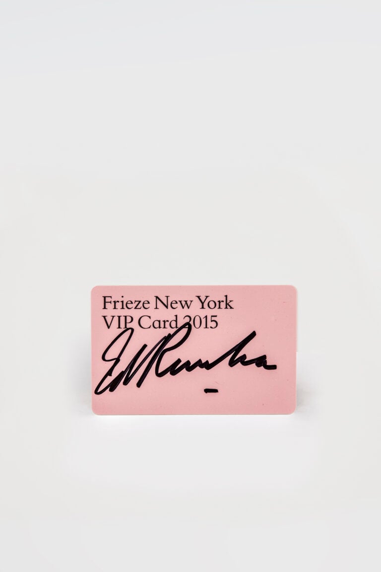 La VIP Card di Ed Ruscha New York Updates: foto dallo stand di Bidoun che a Frieze mette insieme una serie di memorabilia d'artista. Tra feticismo e star system. Da comprare all'asta