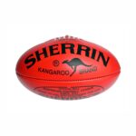 La palla ovale con cui si gioca il football australiano, inventata nel 1882