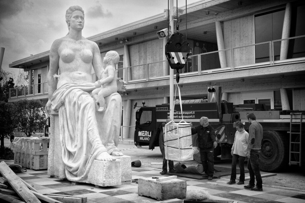 Con un ritardo di 73 anni, la Grande Madre di Fausto Melotti arriva all’Expo. Ecco la photogallery dell’allestimento della colossale scultura